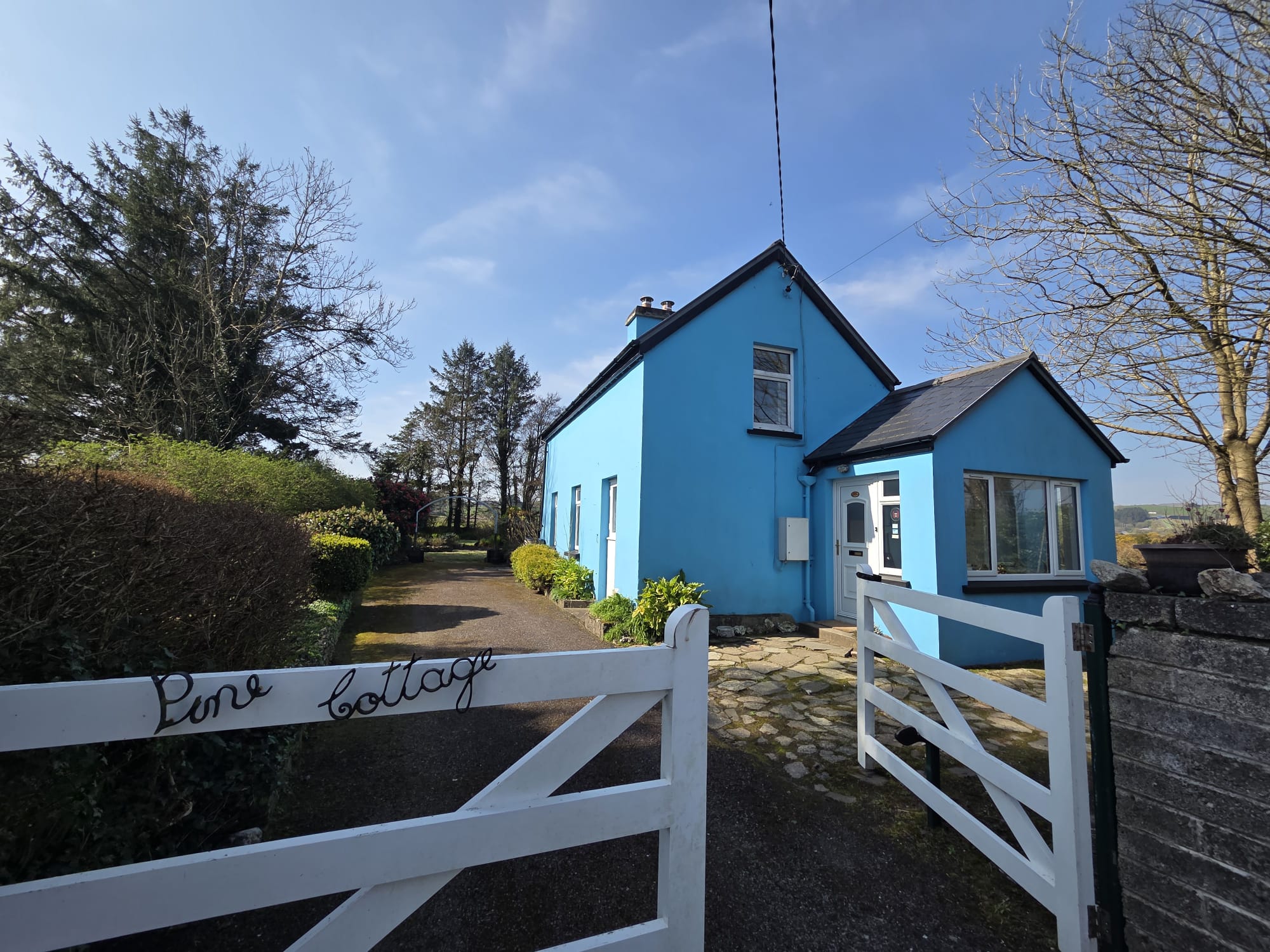 Pine Cottage, Ansicht mit Gatter und Eingang